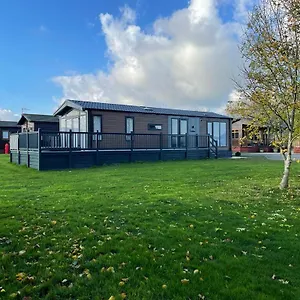 https://coopers-cabin-with-hot-tub.yorkshirehotels.net